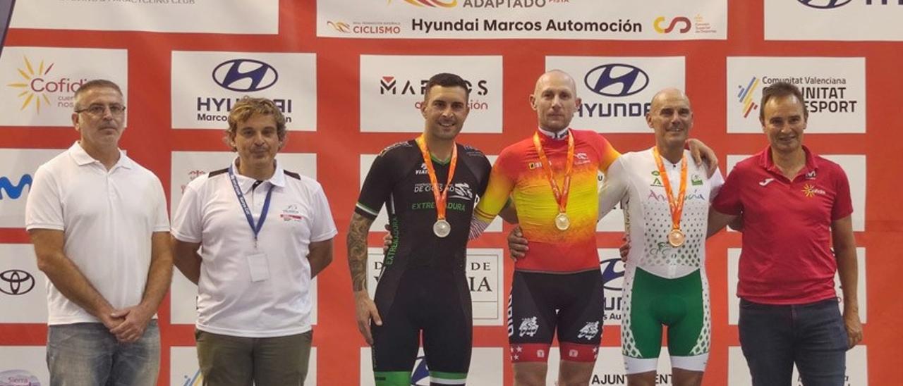 El egabrense Moyano, con el maillot de Andalucía, en el podio de ganadores del Nacional.