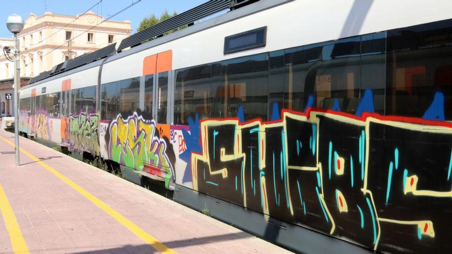 Un tren de Rodalies ple de pintades amb grafits |