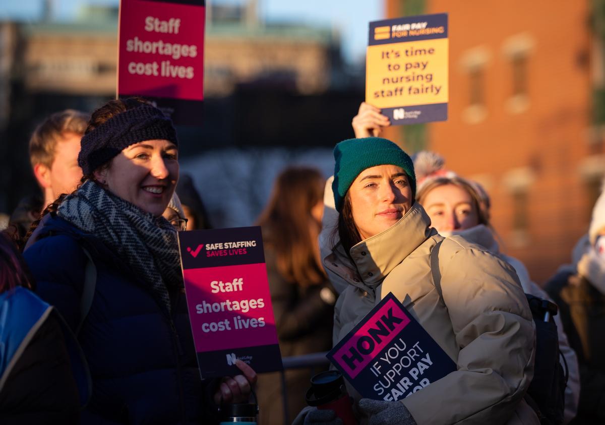 Enfermeras del National Health Service (NHS), el sistema público de salud británico, protestan a las puertas de un centro hospitalario en Leeds, Gran Bretaña.