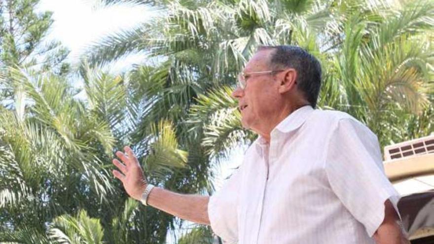 El agricultor Pascual Román, mirando al cielo.