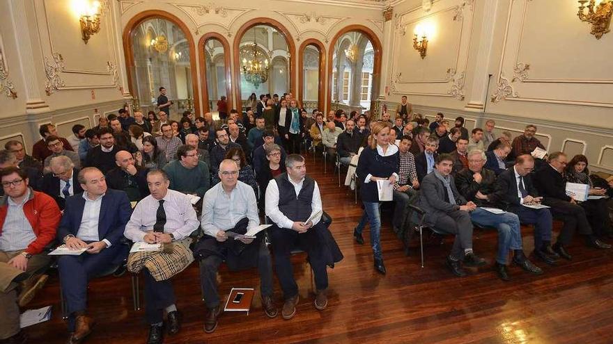 Carmela Silva en el salón del Pazo Provincial junto a los asistentes a la jornada de Seneplan. // G. Santos