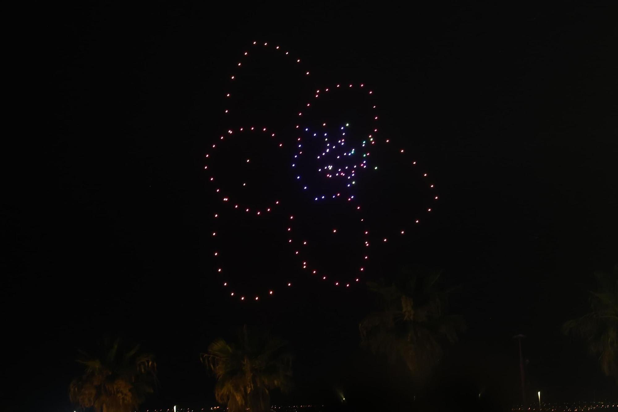 Así ha sido el espectáculo de drones en Hogueras que ha iluminado el cielo de Alicante