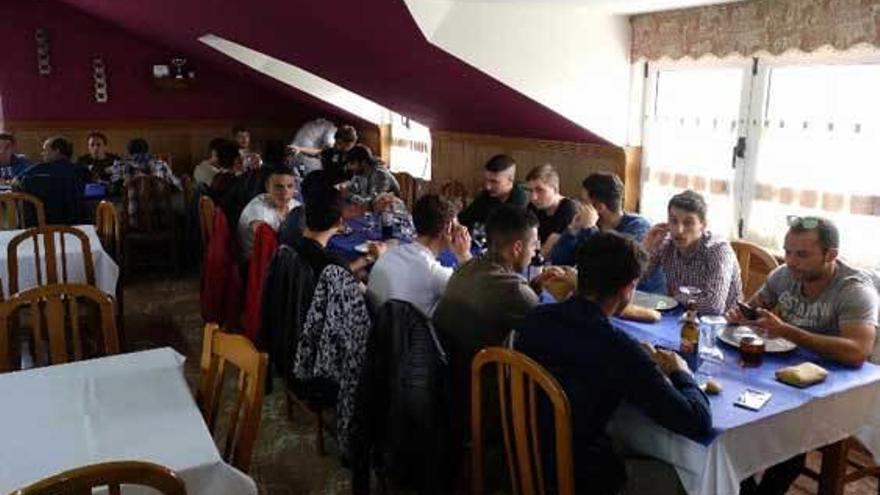 Los jugadores del Avilés, ayer, en la comida de despedida.