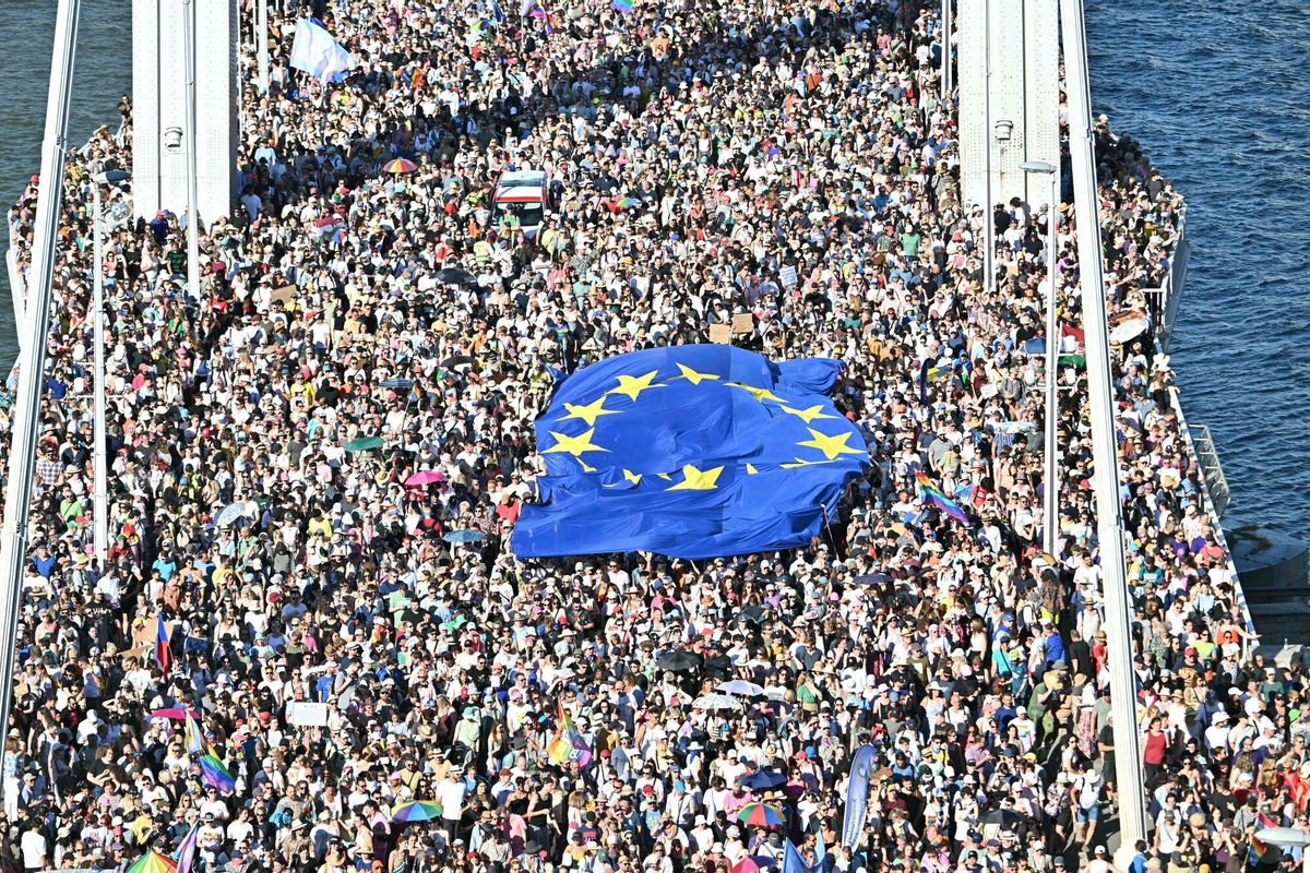 Personas portan una bandera gigante de la UE durante el desfile del Orgullo de Budapest en el centro de la ciudad el 28 de junio de 2025. El ayuntamiento de la capital organizó esta marcha de la comunidad LGBTQ+ para celebrar la libertad, con el fin de eludir una ley que permite a la policía prohibir las marchas LGBTQ+.