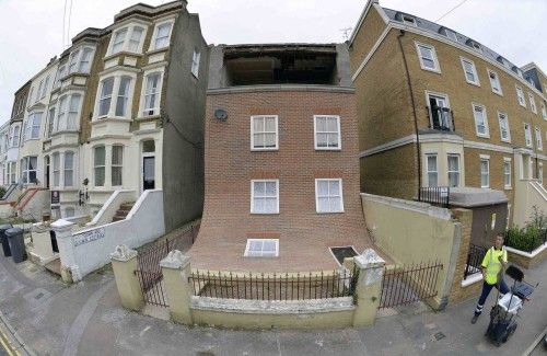 Lo que se ve en una creación artística callejera de origen desconocido, y en la que se ve una pintura que simula una casa que se 'cae'. La obra puede verse en una calle de la localidad de Margate, en el sur de Inglaterra.