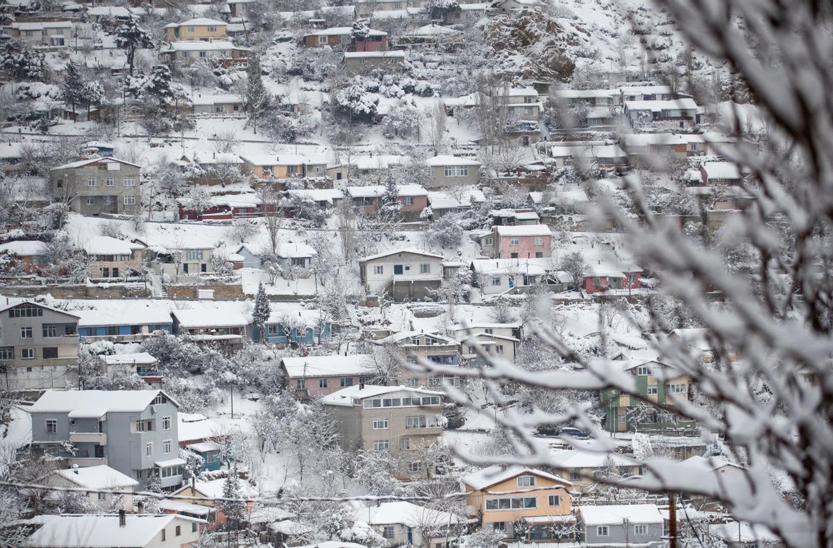 Se espera que la vía pueda reabrir este martes por la tarde, pero el riesgo sigue ahí: las previsiones meteorológicas estiman que la nieve seguirá cayendo hasta este jueves, cuando las temperaturas subirán algo y la nieve dará paso a la lluvia.