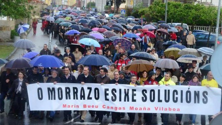 La manifestación de Cangas estuvo encabezada por los alcaldes de la comarca.  // Gonzalo Núñez