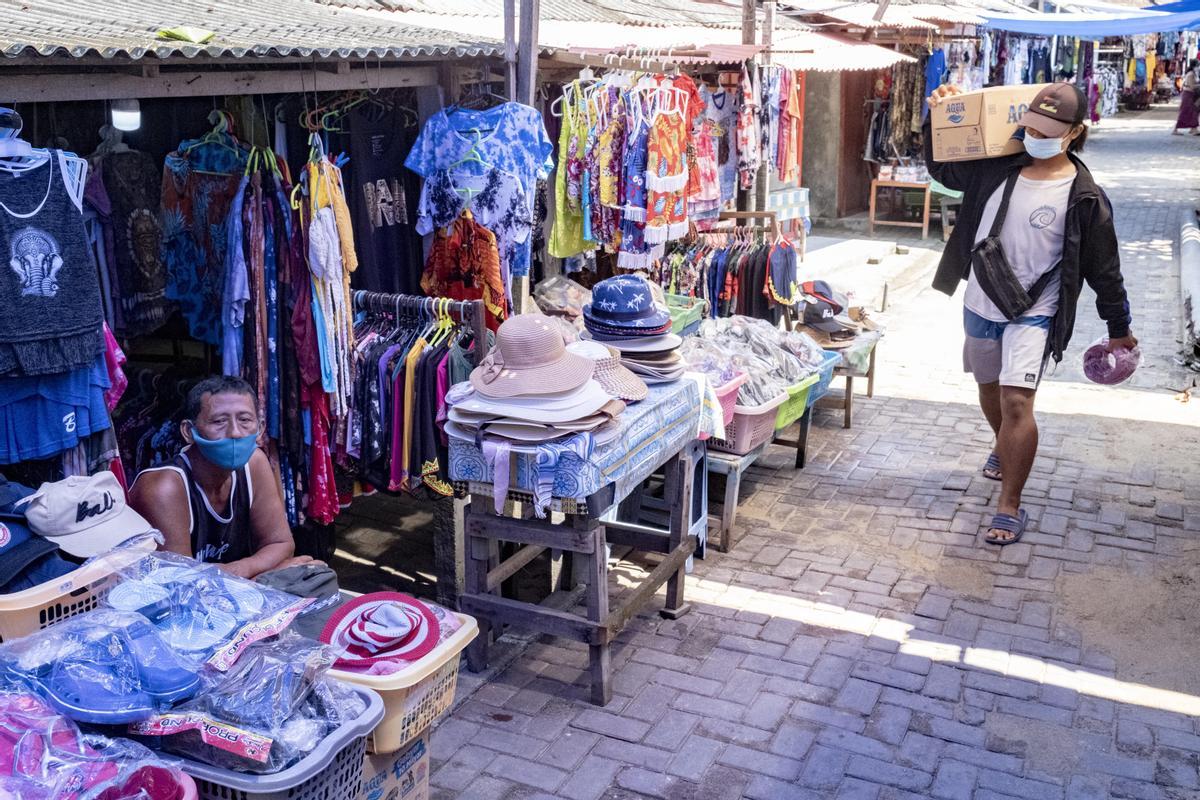 Un comerciante en su tienda de artículos para turistas en Sanur, Bali, Indonesia, la semana pasada.