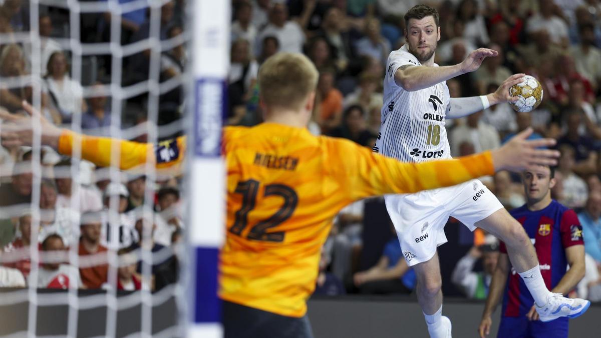 Emil Nielsen, el portero del Barça, en la semifinal de la Champions en Colonia ante el Kiel intentando evitar el tiro de Niclas Ekberg.