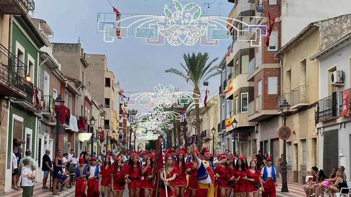 Aspe da el pistoletazo de salida a sus Moros y Cristianos con la Entrada de Bandas