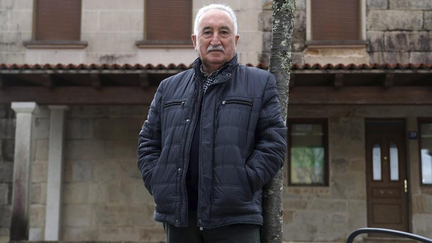 Fernando Pintos Pereira, ante la sede de la Comunidad de Montes de Salcedo.