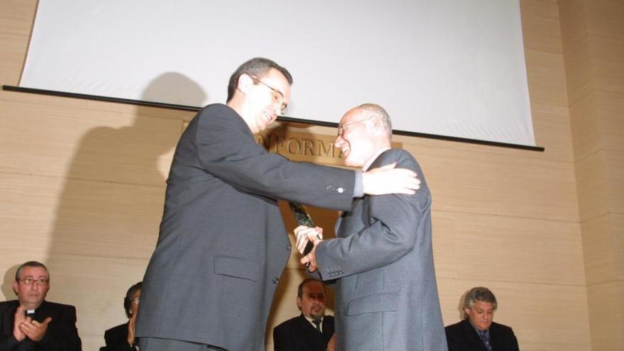 Angel Ramón Martínez, director del Conservatorio, recibe el Importante de Septiembre