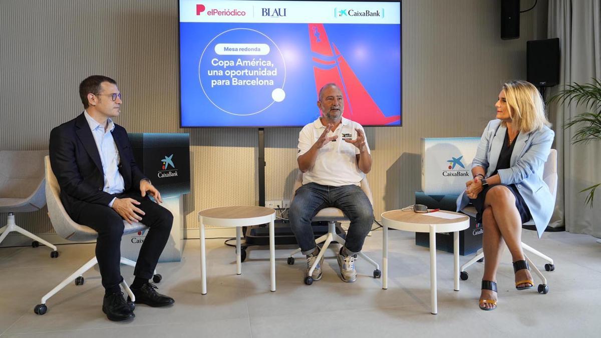 Mesa redonda moderada por la periodista Cristina Buesa organizada por Caixabank sobre la Copa América con Íñigo Roy, director de Estrategia de Comunicación y Patrocinios CaixaBank (con camisa azul y americana) y Nacho Gómez-Zarzuela, periodista especializado en vela y jefe de comunicación del Sail Team BCN (con polo blanco) En la Sala Gregal del Moll de Gregal del Port Olímpic