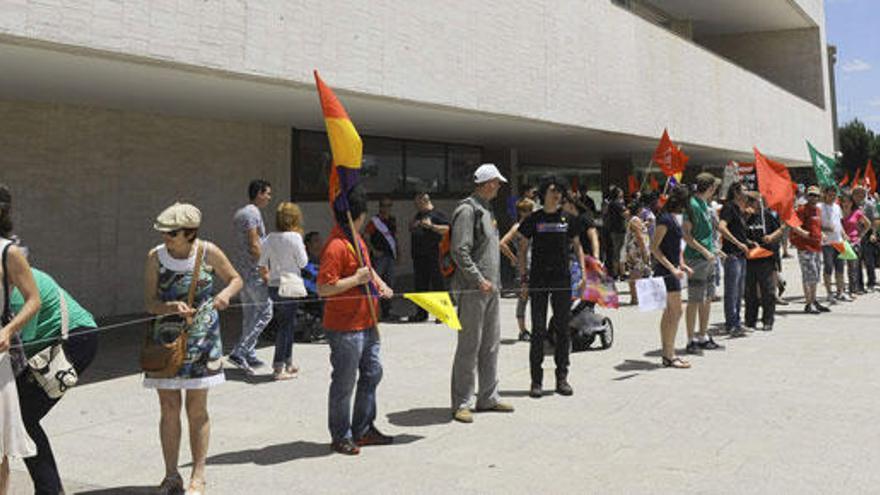 Varias personas rodean las Cortes de Castilla y León