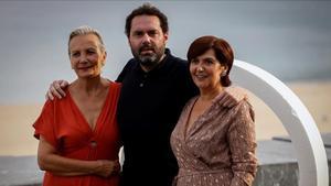 El director Aitor Gabilondo y las actrices Elena Irureta y Ane Gabarain, en la presentación de ’Patria’, el año pasado en el Festival de San Sebastián.