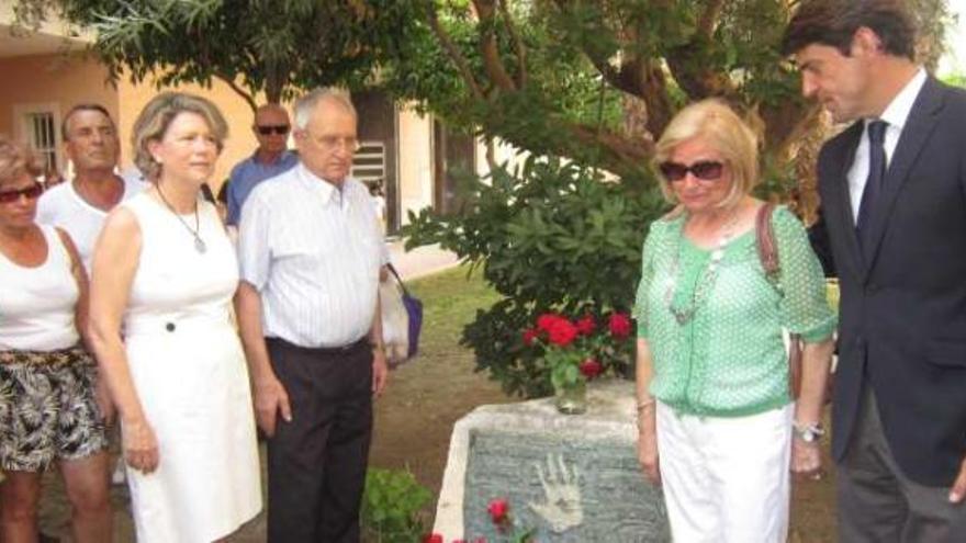 Un momento del acto con la madre del concejal asesinado junto al monolito conmemorativo.