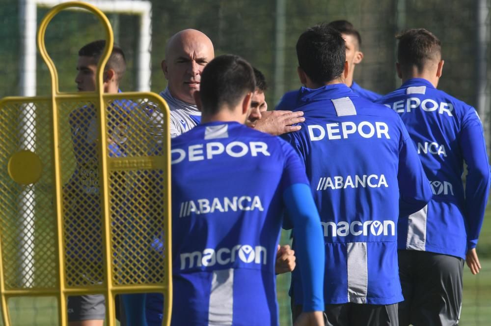 El nuevo técnico blanquiazul llega a A Coruña decidido a sacar al equipo coruñés de donde está -antepenúltimo en su categoría- y lograr el objetivo de estar entre los seis primeros clasificados.