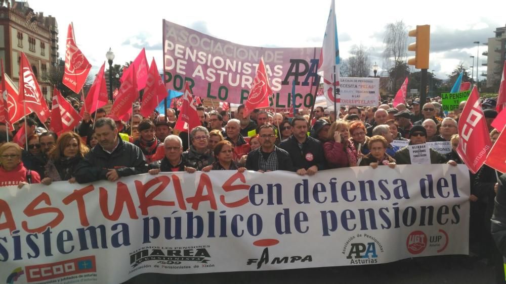 Miles de personas se manifiestan en Gijón en defensa del sistema público de pensiones