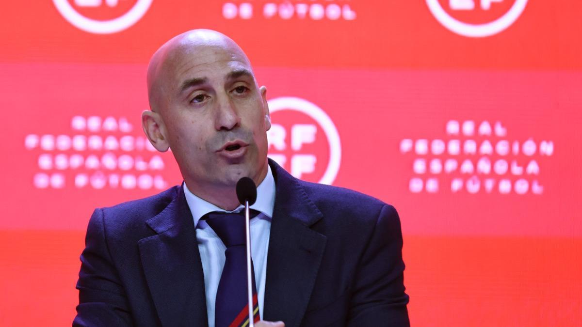 Rubiales, indignado por "falsedades", defiende la honestidad de la RFEF