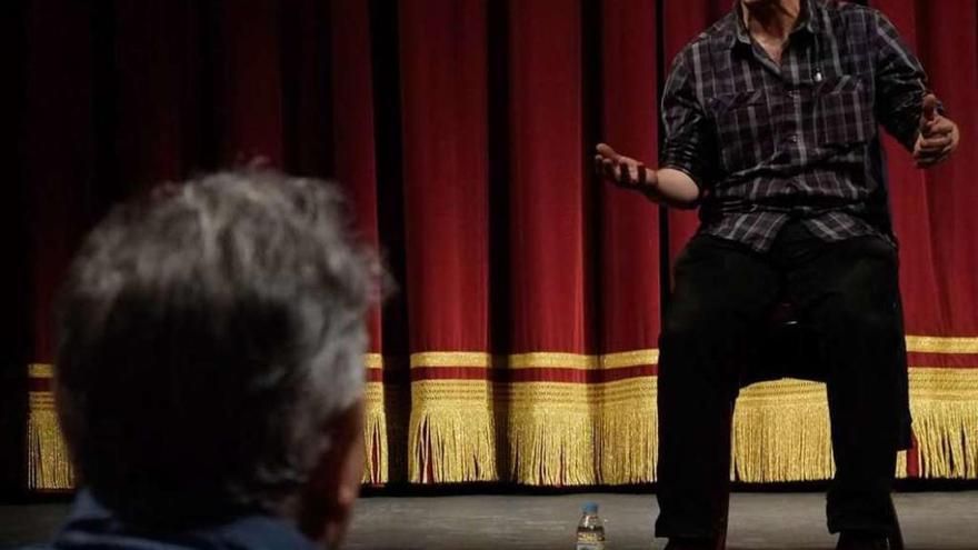 El actor Fidel Fernández en su encuentro con el público ayer en el Principal.