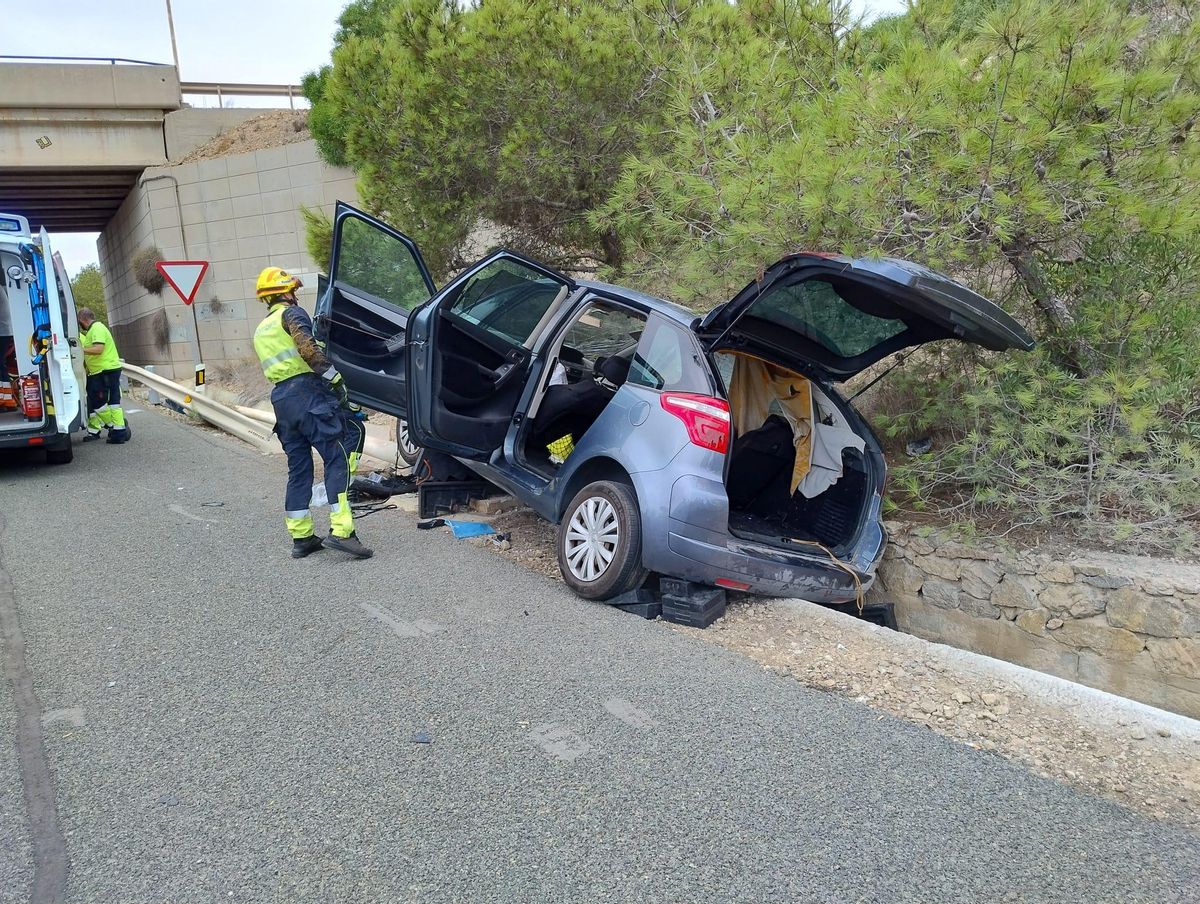 Un momento del rescate de los cuatro atrapados en el accidente de la variante por parte de los bomberos de Torrevieja