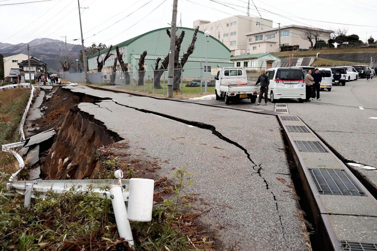 Grietas en el pavimento después de ser evacuada una calle en la ciudad de Wajima, prefectura de Ishikawa, tras un terremoto en el centro del país
