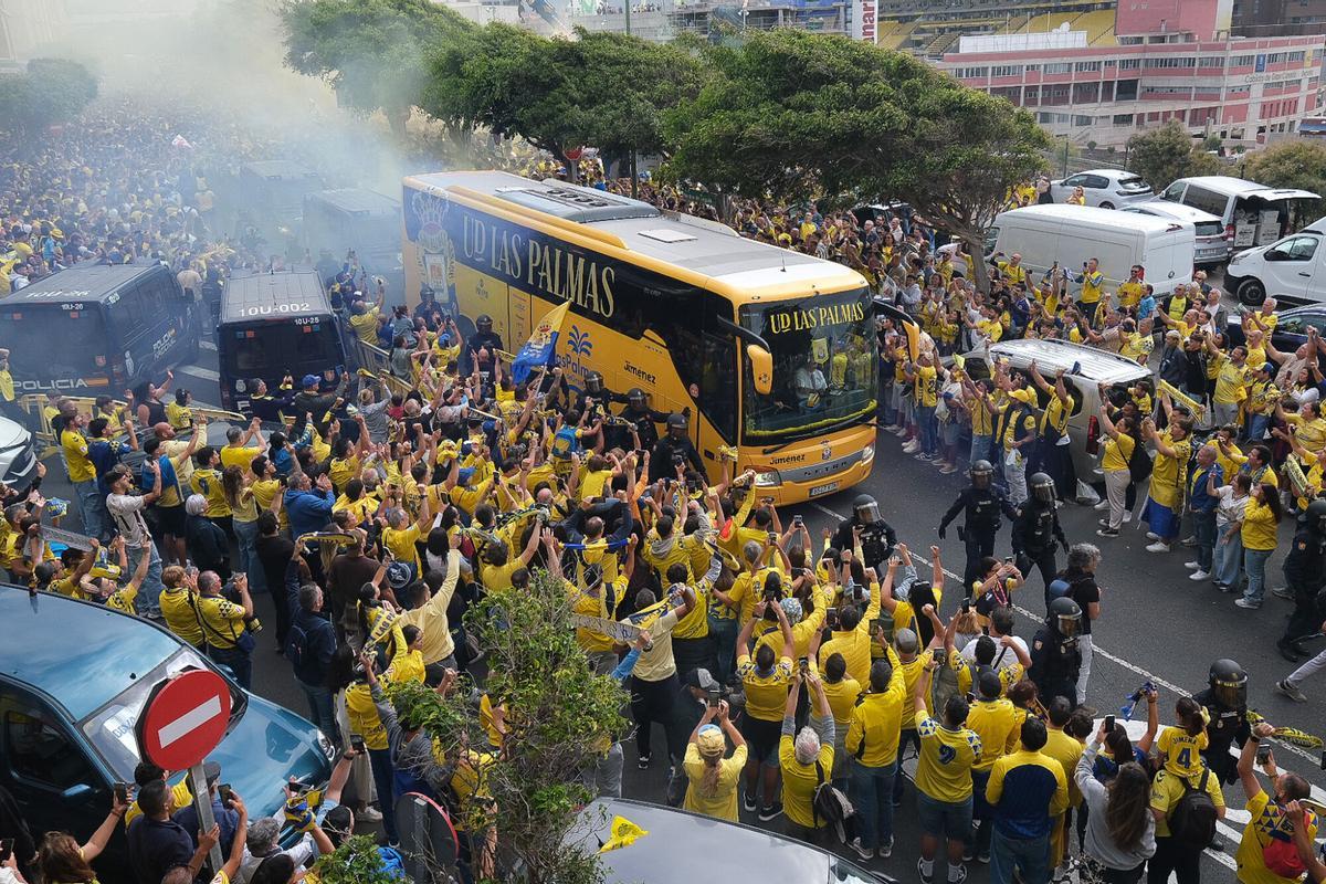 UD Las Palmas: bajada de la guagua por Fondos de Segura