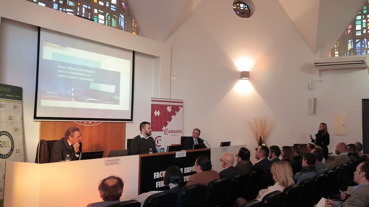 El alcalde, Luis Salaya, durante su participación esta mañana en la conferencia.