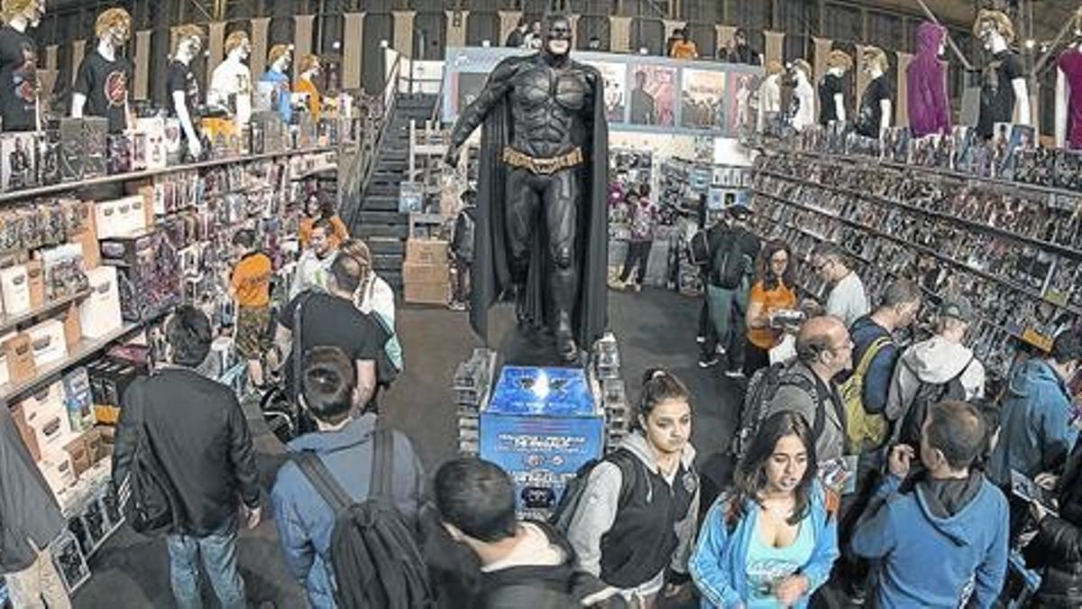 Un impresionante Batman, en el centro del estand de ECC Ediciones en el Salón del cómic de Barcelona.