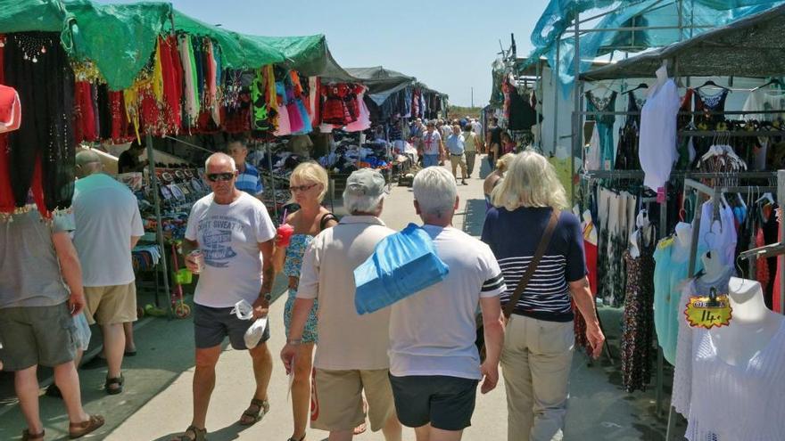 El juez ve indicios de un delito medioambiental en el mercadillo sin licencia