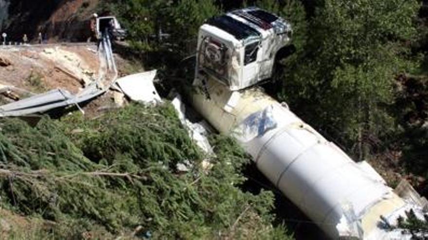 Un camió cisterna bolcat talla tot el dia la carretera de la Llosa
