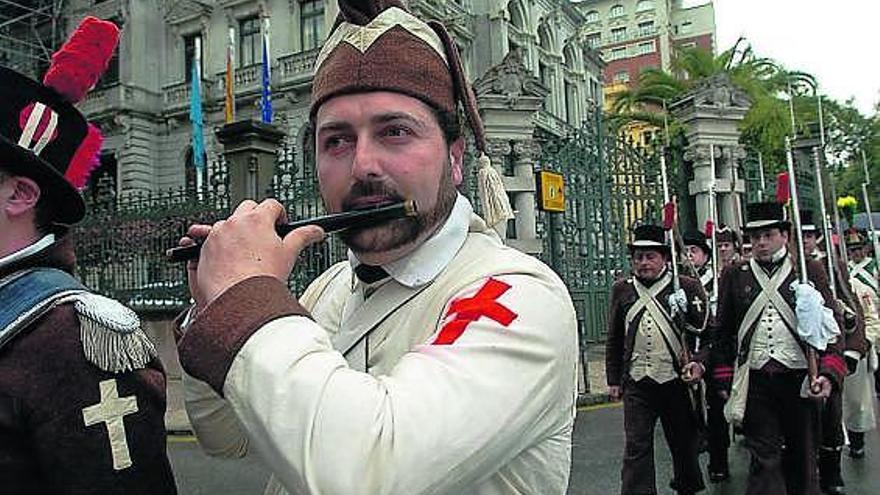 Desfile de la Asociación de Recreación Histórico Cultural de Asturias, el pasado 8 de mayo.