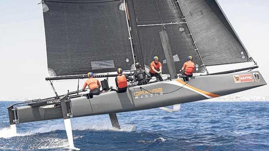 El holandés ´Orange´ ya voló ayer sobre las aguas de Palma.