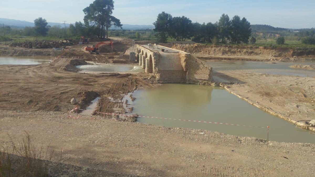 Puente que une la urbanización Altury con Turís, tras los daños de la dana.