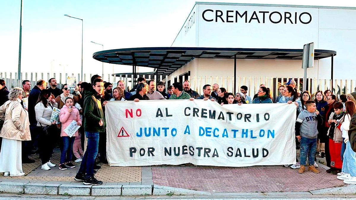 Imagen de la protesta vecinal ante el nuevo crematorio de Alcalá de Guadaíra.