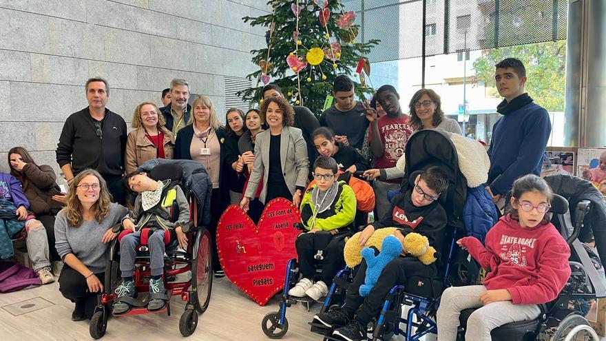 Els centres d&#039;educació especial gironins Font de l&#039;Abella i Palau engalanen l&#039;arbre de Nadal de la seu de la Generalitat