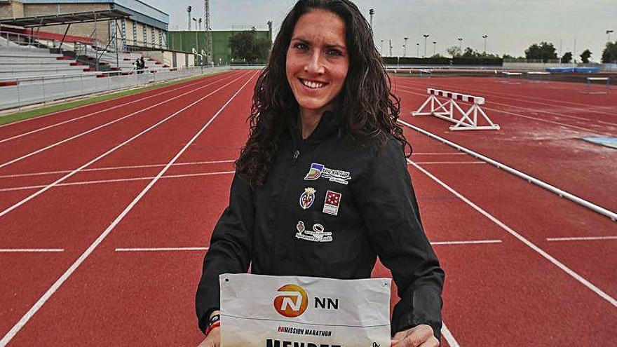 Laura Méndez con el dorsal con el que corrió el NN Mission Maratón.