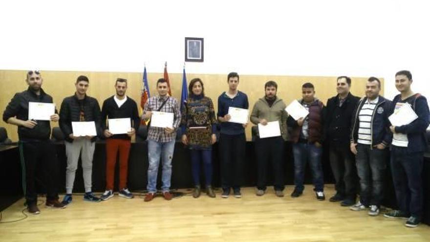 Entrega de diplomas a los participantes del curso de Jardinería y Medio Ambiente