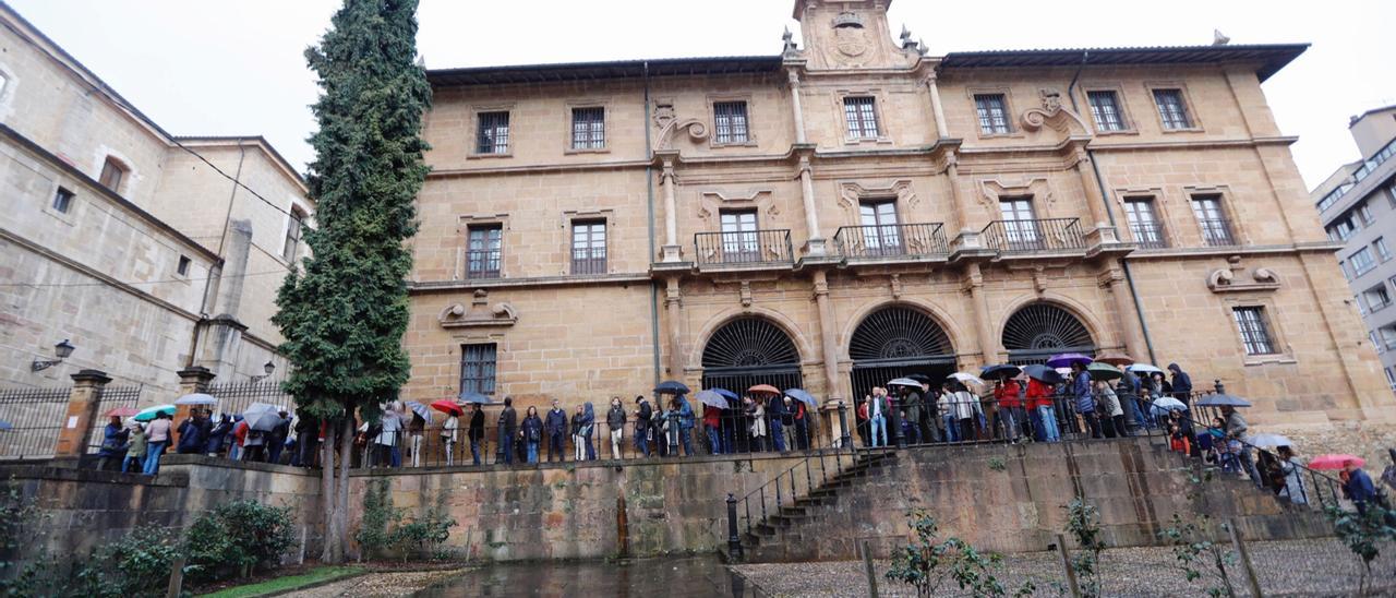 Colas para acceder a Las Pelayas durante una edición de la Noche Blanca de Oviedo.