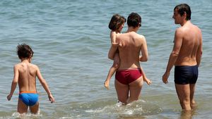 Bañistas en la playa de Barcelona.