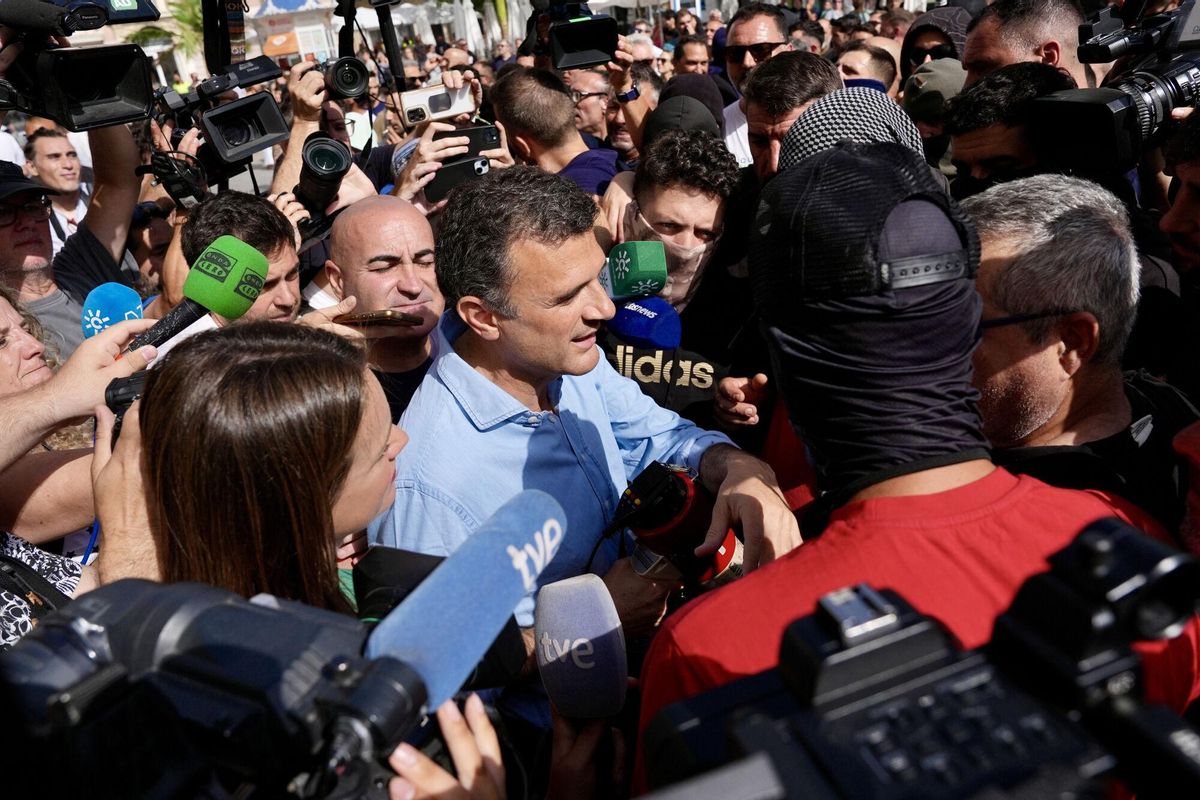 CÁDIZ, 19/06/2025.- El alcalde de Cádiz, Bruno García (PP), conversa con algunos representantes de los trabajadores del metal que en su segunda jornada de movilización han avanzado este jueves hasta el Ayuntamiento gaditano, tras los incidentes de ayer miércoles con un total de seis personas detenidas, una mujer herida, quema de contenedores y cortes de tráfico y de la circulación ferroviaria. EFE/Román Ríos