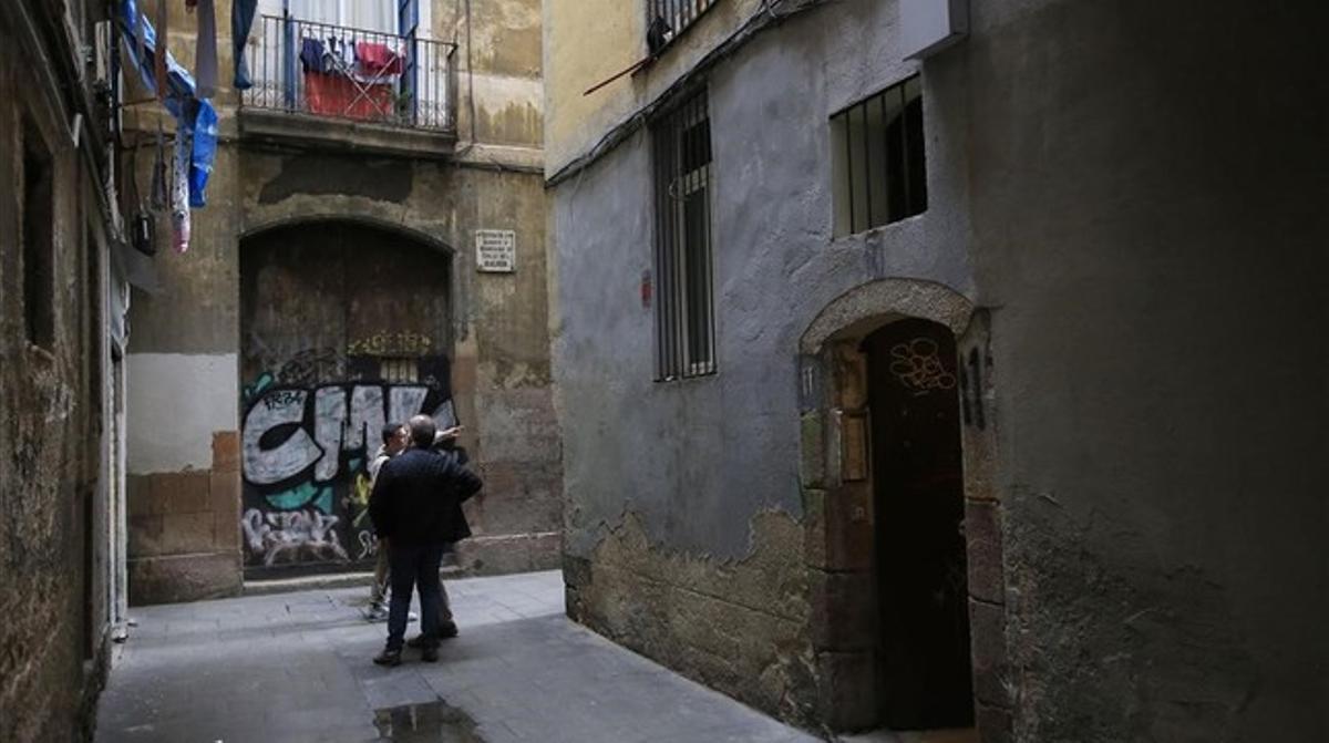 Portal del edificio del Raval en el que los Mossos han desarticulado el laboratorio del sospechoso. 