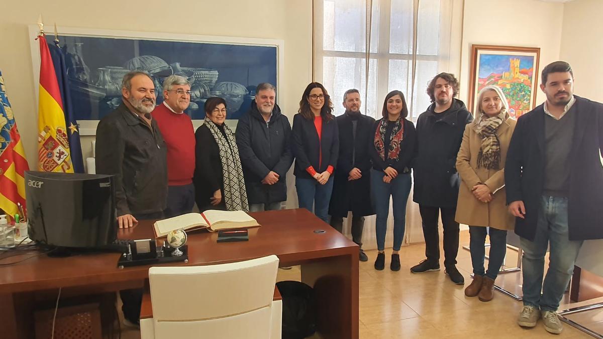 La consellera Aitana Mas con el alcalde y los concejales de la Corporación local de Villena.