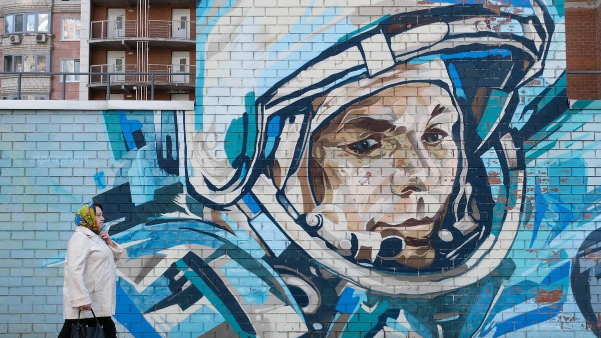 Una mujer pasa junto a un mural en el que aparece pintado el astronauta Yuri Gagarin en Krasnogorsk, este domingo.