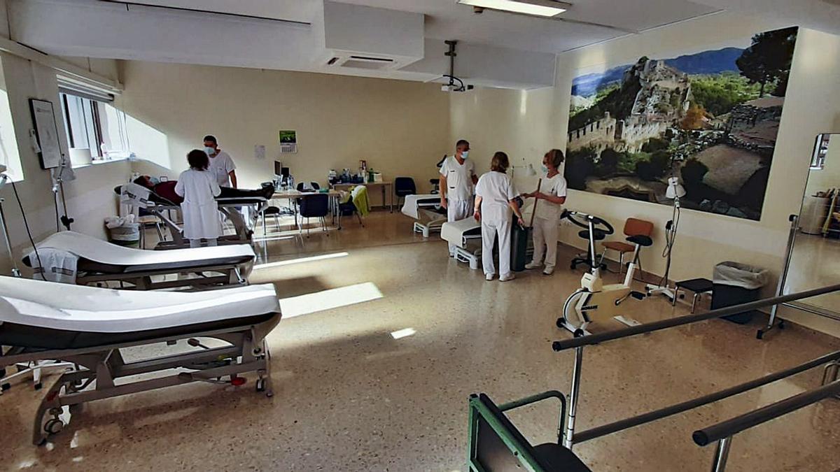 La sala de juntas del Hospital Lluís Alcanyís, reformada para acoger el equipamiento de rehabilitación de los pacientes del área | LEVANTE-EMV