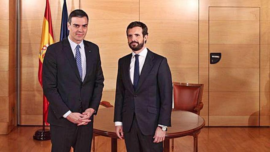 Pedro Sánchez i Pablo Casado, instants abans de la seva reunió al Congrés.