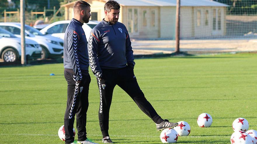 Fernando Estévez, pisando el balón en un entrenamiento.