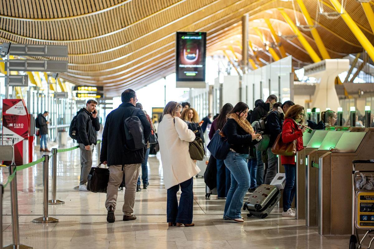 Viajeros en el Aeropuerto Adolfo Suárez Madrid-Barajas, el primer día de operación salida del periodo navideño