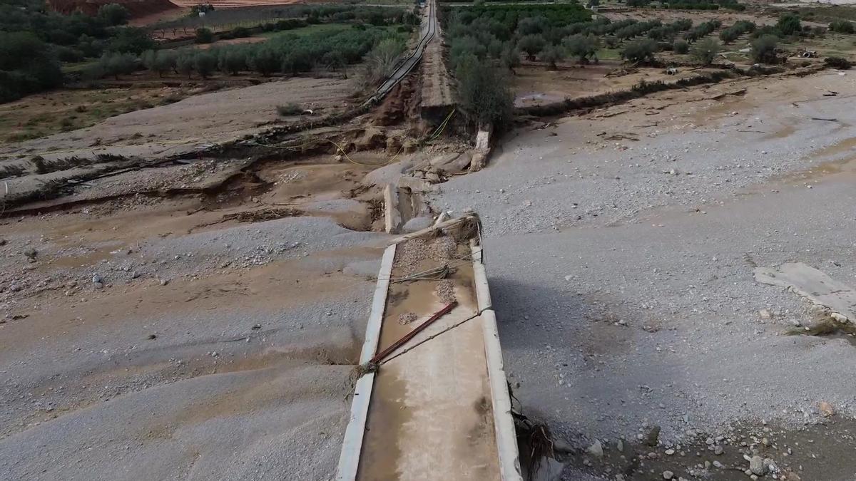Viaducto en Cheste de la línea C3 completamente destruido, tras la dana.