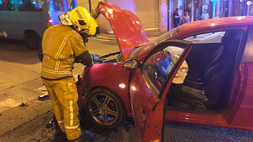 Espectacular accidente en la calle Entenza de Alcoy